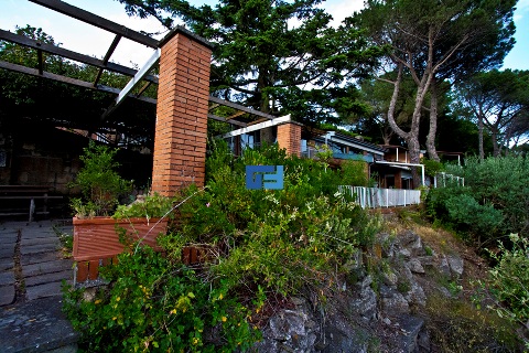 The facade of the villa on the lake